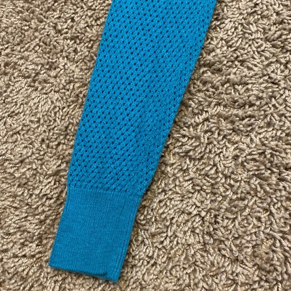 The limited size small S Teal sweater gold buttons with textured sleeves - Picture 4 of 6